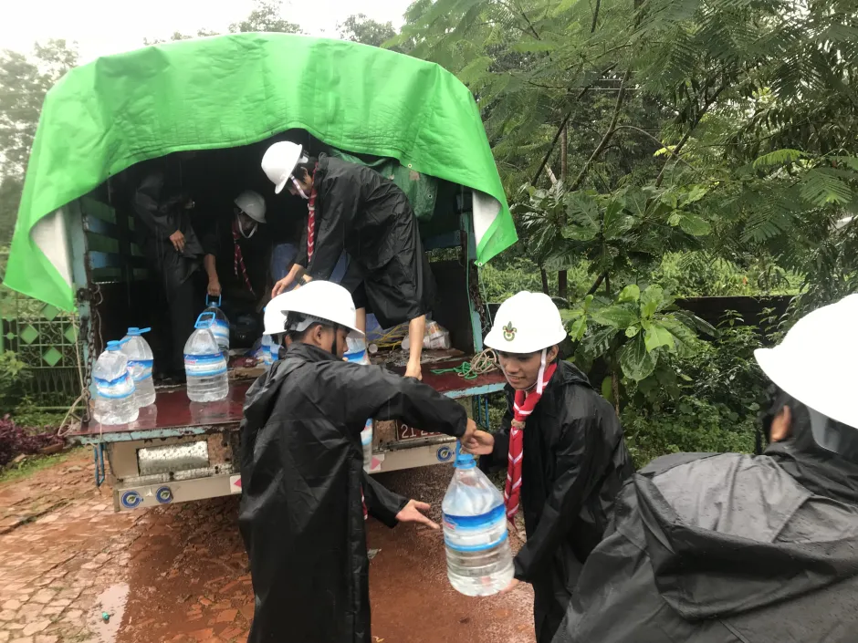 Myanmar Rover Scouts distributing drinking water