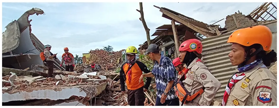Indonesian Scouts aid earthquake search and rescue efforts