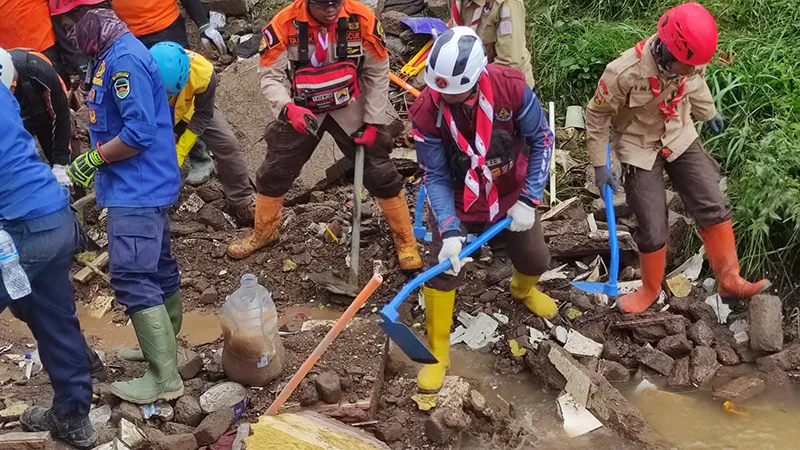 Indonesian Scouts aid earthquake search and rescue efforts