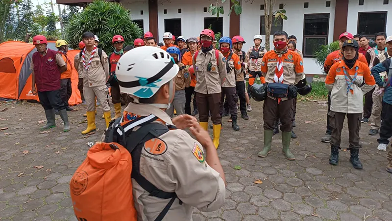 Indonesian Scouts aid earthquake search and rescue efforts