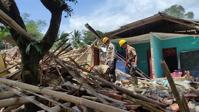 Indonesian Scouts aid earthquake search and rescue efforts