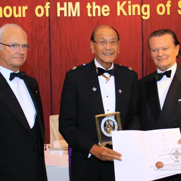 Dr Samson SUN (HK) presented to His Majesty as International Circle Member